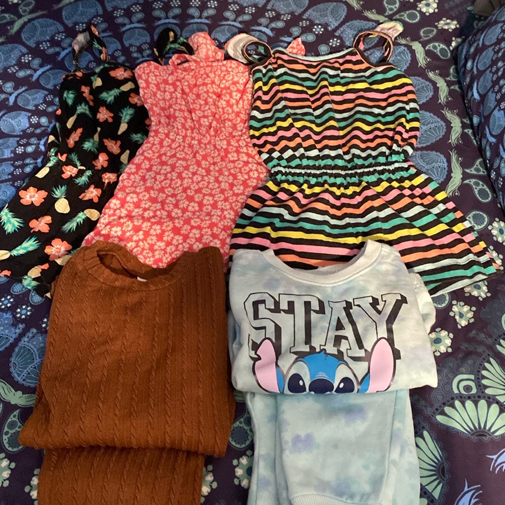 👧🏻👧🏻Girls size 4 . three short rompers two long sleeve matching bottoms sets